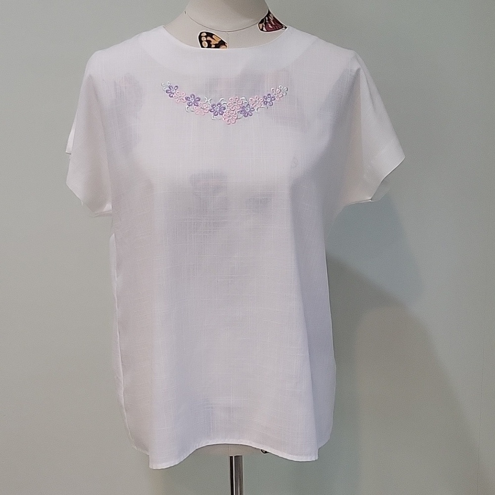 Vintage white capped sleeve top with floral embroidery.  Sweet!  Size 10.
